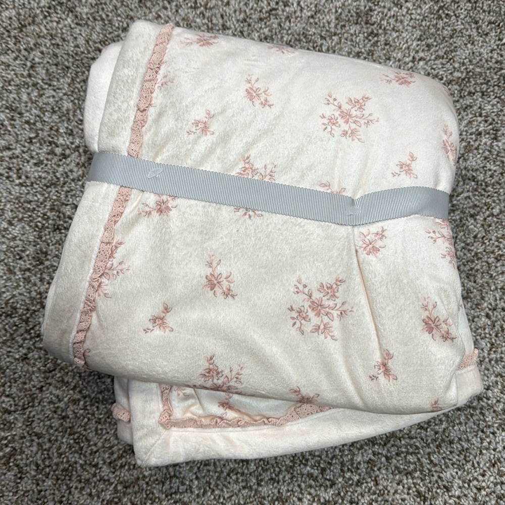 JUST BORN Pink and Cream Floral Blanket in minky soft fabric - Picture 5 of 7